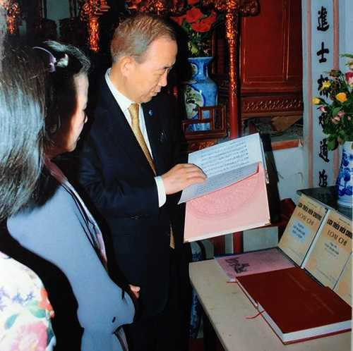 Ông Ban Ki Moon đang xem gia phả của dòng họ Phan Huy.
