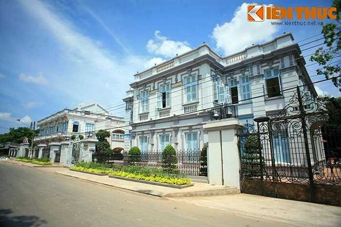 Tọa lạc tại số 13 Điện Biên Phủ, phường 3, TP. Bạc Liêu, dinh thự Công tử Bạc Liêu là địa điểm mà bất cứ du khách nào cũng phải ghé thăm khi đặt chân đến mảnh đất Bạc Liêu. 