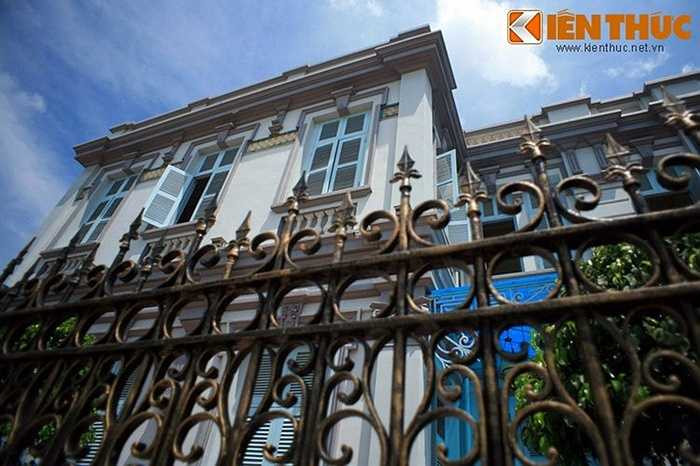 Dinh thự này được ông Hội đồng Trần Trinh Trạch, cha của Công tử Bạc Liêu Trần Trinh Huy cho xây dựng vào khoảng năm 1919. Khi đó, Công tử Bạc Liêu mới ở độ tuổi 19 đôi mươi. 