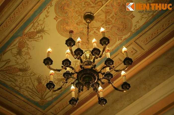 Nhiều đồ nội thất nhập từ Pháp như các chùm đèn lộng lẫy... 