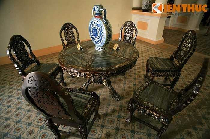 Một số hiện vật gốc của tòa nhà từng lưu lạc qua tay các gia chủ khác nhau, sau này đã được được mua lại với một khoản chi phí không nhỏ. 