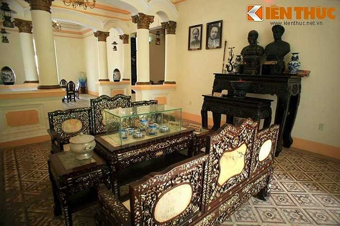 Phòng thờ của gia đình với tượng bán thân của ông bà Hội đồng Trần Trinh Trạch và hình ảnh của vợ chồng công tử Bạc Liêu Trần Trinh Huy. 