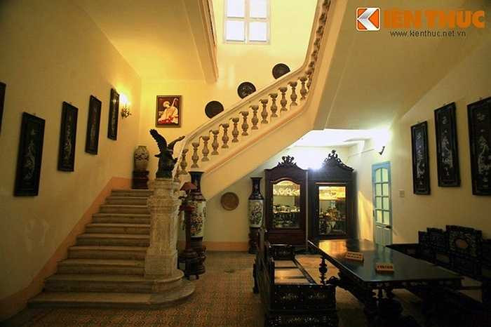 Sau khi ông Hội đồng Trạch mất năm 1942, núi tài sản ông để lại cho Công tử Bạc Liêu và các con cháu ước tính trị giá lên tới 5 tấn vàng. Nhưng khi công tử Bạc Liêu nằm xuống vào năm 1973 thì khối tài sản đó cũng đã cạn. Các con cháu của Công tửi rơi vào cảnh nghèo khó và li tán nhiều nơi. Dinh thự của Công tử Bạc Liêu đã đổi chủ và ngày nay trở thành khách sạn kiêm điểm tham quan phục vụ khách du lịch. 