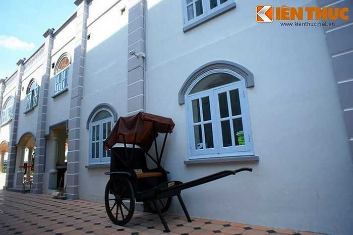 Công trình do các kiến trúc sư người Pháp thiết kế và tất cả vật liệu để xây dựng đều được đưa từ bên Pháp qua. Khi hoàn thành, đây được xem là ngôi biệt thự bề thế nhất ở Nam kỳ lục tỉnh, được người dân Bạc Liêu gọi là 'Nhà Lớn'. 