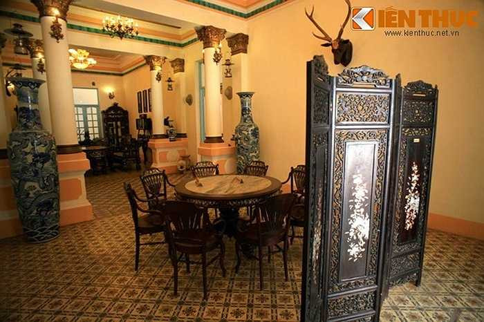 Tương xứng với vẻ ngoài hoàng tráng của tòa nhà là dàn nội thất vô cùng đẳng cấp. 