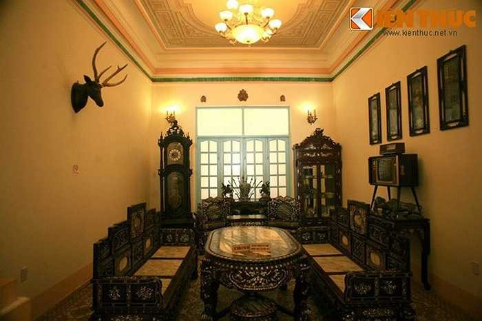 Các món đồ gỗ trong dinh thự đều được là từ gỗ quý, chạm khắc tinh xảo, cẩn xà cừ tinh tế. Nhiều vật dụng như giường, phản, ghế được lát mặt đá hoa cương, có công dụng như 'điều hòa nhiệt độ', đem lại cảm giác mát mẻ cho người dùng vào mùa hè. 