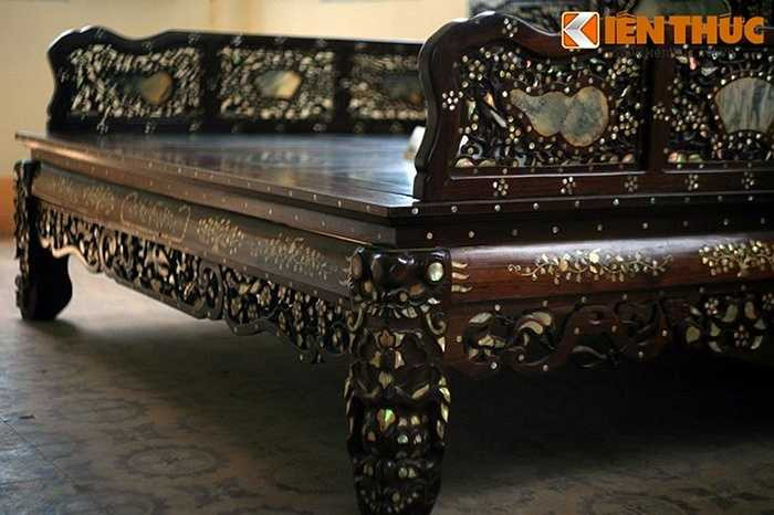 Cận cảnh một chiếc sập dành cho khách đến chơi nghỉ ngơi và hút á phiện trong dinh thự. 