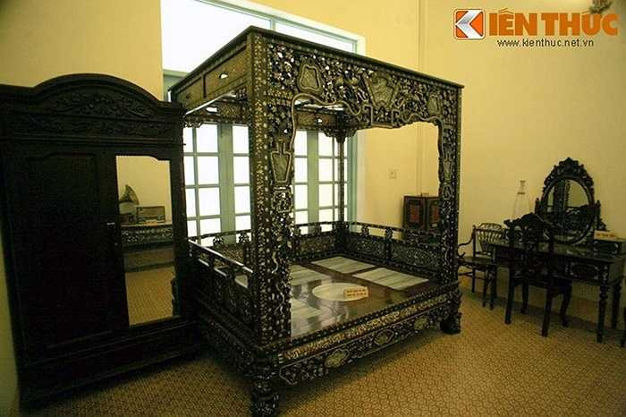 Những món đồ gỗ đặc biệt nhất ở nơi đây là hai chiếc giường ngủ đóng bằng gỗ sưa rất lộng lẫy ở hai căn phòng của cha con Công tử Bạc Liêu. Theo đồn đoán, mõi chiếc giưỡng có giá trị không dưới 7 tỷ đồng. được cho là khoảng 7 tỷ đồng 