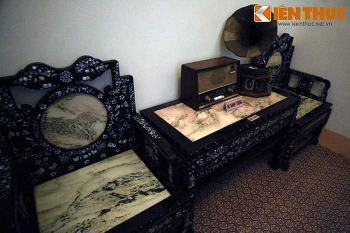 Song hành với các loại đồ gỗ mang cách truyền thống là rất nhiều đồ dùng tân thời được nhập từ phương Tây như máy hát, đài radio, TV... 