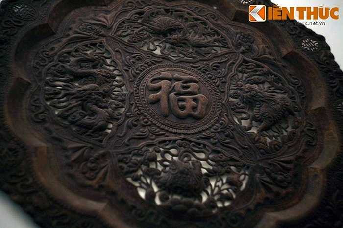 Bên cạnh vật dụng thường ngày, dinh thự còn quy tụ vô số món đồ cổ, đồ mỹ nghệ quý giá... như chiếc mâm đồng tứ linh này. 