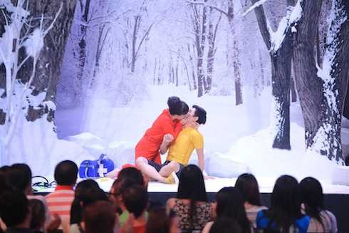 Việt Hương trao nụ hôn nồng nhiệt cho Will.