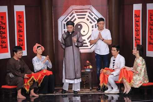 Hoài Linh vào vai thầy bói và bốn khách mời đóng vai khách hàng. 