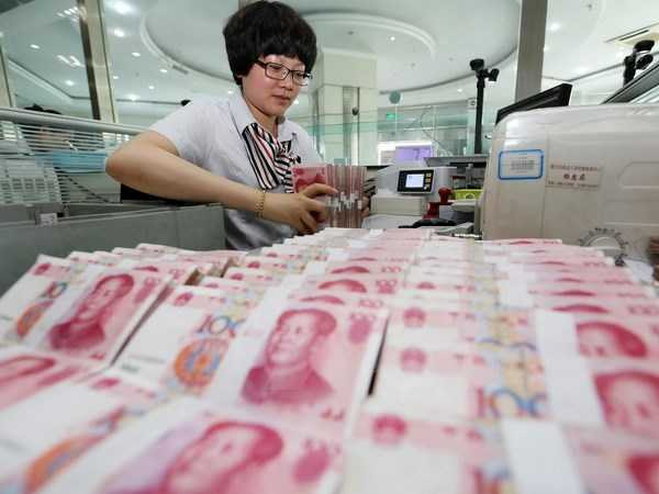 Kiểm tiền NDT tại ngân hàng ở Liên Vận Cảng, tỉnh Giang Tô, Trung Quốc ngày 11/8. (Nguồn: THX/TTXVN)