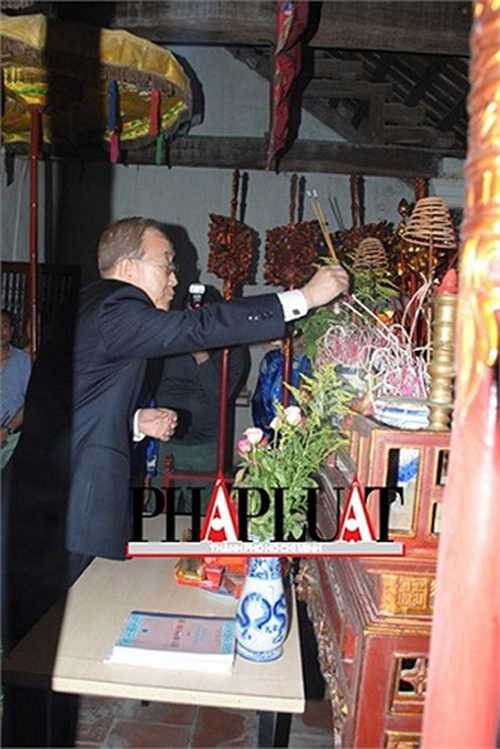 Ông Ban Ki Moon thắp hương lên bàn thờ họ Phan Huy. Ảnh: PLTPHCM