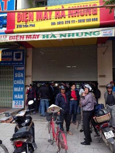 Cửa hàng điện máy Hà Nhung - nơi phát hiện thi thể 4 người trong một gia đình. 