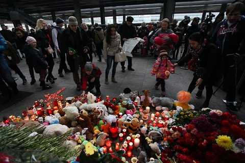 Người dân Nga đặt hoa và gấu bông tưởng nhớ các nạn nhân tại sân bay ở St. Petersburg