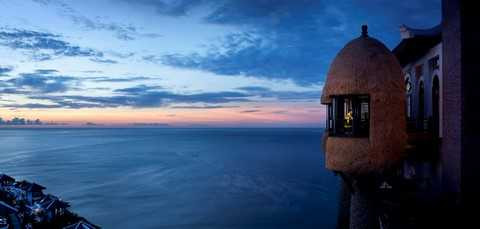 Đến với InterContinental Danang Sun Peninsula, du khách có thể bắt gặp đa dạng những không gian văn hóa, từ những họa tiết cung đình tới mái đình làng đặc trưng hay những cây rơm mà làng quê Việt nào cũng có