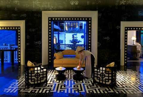 Hay cách phối hài hòa những thanh gỗ sơn đen cùng gạch ốp trắng - hai gam màu này biểu trưng cho sự hài hòa âm dương, đặc trưng cho triết lý văn hóa, tôn giáo Á Đông