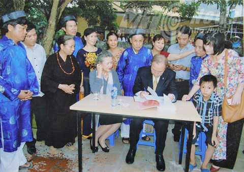 Ông Ban Ki Moon ghi lưu bút nhân chuyến thăm ngày 23/5 tại thôn Thụy Khuê, Sài Sơn