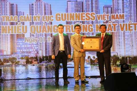 Ông Hồ Bảo Hùng, Phó Tổng Giám đốc TNR Holdings Việt Nam nhận chứng nhận “Tổ hợp căn hộ có nhiều quảng trường nhất Việt Nam” cho dự án Goldmark City Ông Hồ Bảo Hùng, Phó Tổng Giám đốc TNR Holdings Việt Nam nhận chứng nhận “Tổ hợp căn hộ có nhiều quảng trường nhất Việt Nam” cho dự án Goldmark City