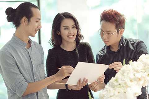 Luôn sát cánh bên cạnh đôi uyên ương là những người bạn thân như nhà thiết kế Chung Thanh Phong, chuyên gia trang điểm Tee Le và diễn viên Như Cầm. Họ không chỉ chịu trách nhiệm về phần trang phục cưới, trang điểm, ảnh cưới và còn giúp đôi uyên ương quán xuyến mọi khâu tổ chức, từ trang trí tiệc cưới, chọn hoa… để hoàn thành một hôn lễ đẹp lãng mạn như phim cho Tú Vi và Văn Anh. 