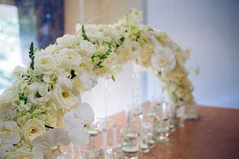 Tông màu chủ đạo của đám cưới là gam pastel hồng, trắng và xanh nhạt… thể hiện không gian lãng mạn nên thơ. Các loại hoa như cẩm tú cầu màu baby blue, hoa hồng trắng, cam được phủ đầy từ bàn tiệc cho đến cổng chào. Ngoài ra, điểm nhấn ấn tượng còn có hàng trăm ngọn nến được xếp đặt khéo léo tạo thêm sự lung linh huyền ảo của đêm tiệc. Trong bối cảnh nên thơ đó, cô dâu chú rể sẽ xuất hiện tạo nên bối cảnh đẹp như một bộ phim tình cảm.