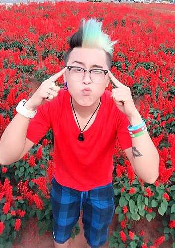 Công việc chính của hot boy này là làm quản lý tại nhà hàng lounge. Cậu còn là một diễn viên, mẫu ảnh khá nổi của Sài thành. 