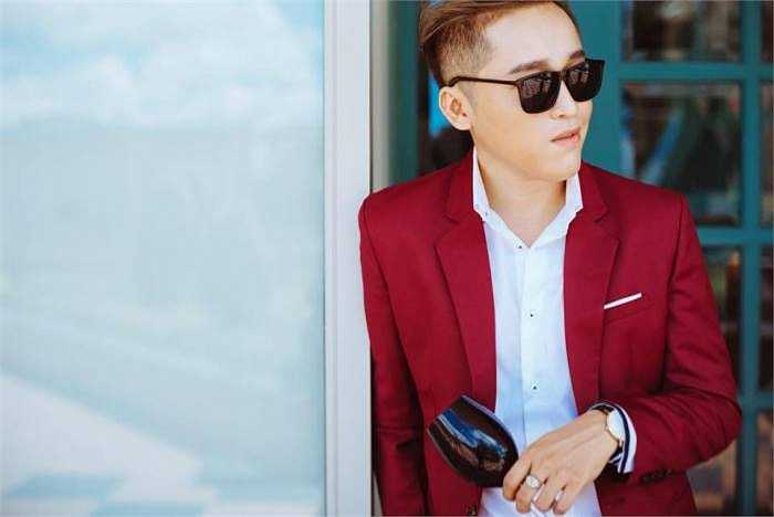 Cậu chia sẻ: 'Chúng mình trước đây đều không hề quen biết nhưng nay đã trở nên thành 1 gia đình nhỏ - nhóm làm phim Twenty'.