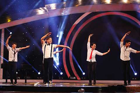 Với phần trình diễn The history of dance cùng vũ đoàn, Petey hoá thân thành thầy giáo và cùng nhảy hết mình với những vũ điệu nổi tiếng từ thập niên 70, 80, 90 cho đến 2000, 2010 và hiện nay trên thế giới, kể cả Việt Nam, trong đó có Vũ điệu cồng chiêng nổi tiếng trong bài hát Ngày mai của Tóc Tiên.