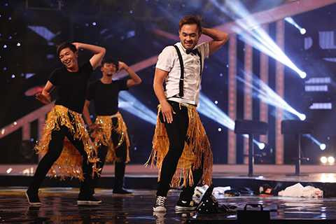 Một lần nữa, vũ công Lâm Vinh Hải lại được mời “bình luận” về tiết mục nhảy. “Tận dụng” cơ hội được “nhận xét”, Lâm Vinh Hải cho biết anh rất thích những điệu nhảy mà Petey đã thể hiện, đều là những điệu nhảy đơn giản, dễ nhớ, dễ thuộc, dễ đi vào lòng người, đặc biệt trong đó có cả vũ điệu cồng chiêng của anh.