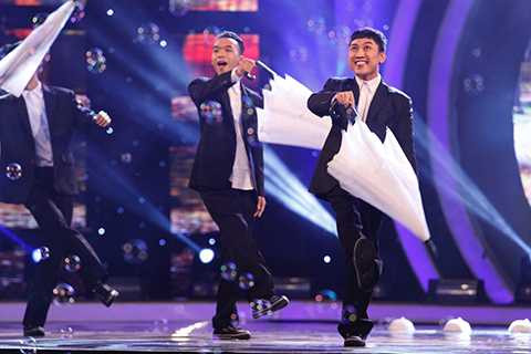 Diễn viên hài Don Nguyễn đã lần đầu tiên đứng trên sân khấu trong vai trò một vũ công sau lời thử thách của Trấn Thành: “Sau một thời gian suy nghĩ nặng nề đã cho Don làm điều khủng khiếp nhất, không cho hát, không cho nói, mà phải nhảy”. 