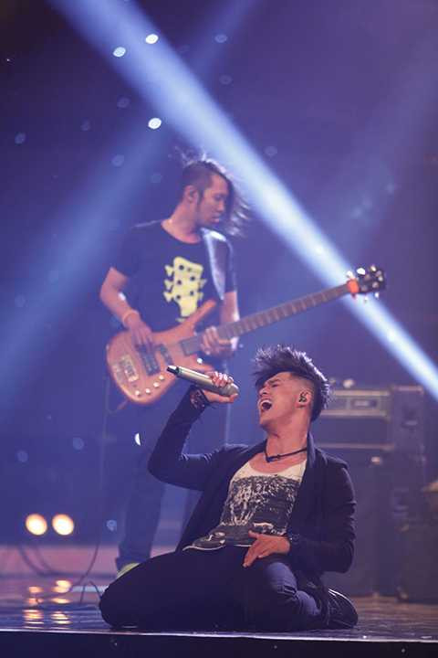 Được bộ ba tám thử thách hoán đổi trong vai trò ca sĩ, Lâm Vinh Hải đã “liều mình” khi chọn thể loại nhạc rock để ra mắt ngay lần đầu tiên cầm mic. Bản nhạc rock nổi tiếng Tìm lại (sáng tác Microwave) được Lâm Vinh Hải thể hiện đầy máu lửa với không khí bùng nổ và “đốt cháy” cả trường quay.