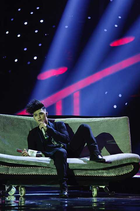 Phong cách phóng khoáng, “bất cần đời” của anh chàng say rượu được Lâm Vinh Hải nhập vai “ngon lành”. Lần đầu hát trên sân khấu nhưng Lâm Vinh Hải lại chứng tỏ mình như một rocker thực thụ.