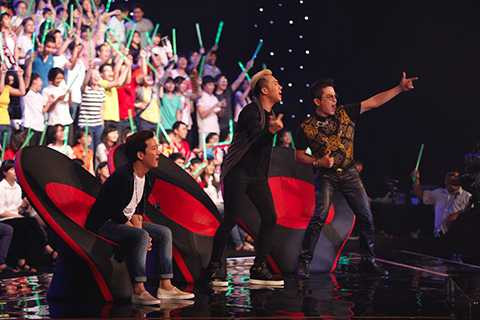 Cả trường quay và Thanh Bạch, Trấn Thành, Trường Giang đều “đứng ngồi không yên” và hết mình vỗ tay theo anh. Đỉnh điểm là phần kết bằng màn đánh trống bốc lửa ở những giây cuối cùng của bài hát, Lâm Vinh Hải đã nhanh chóng chinh phục đông đảo khán giả.