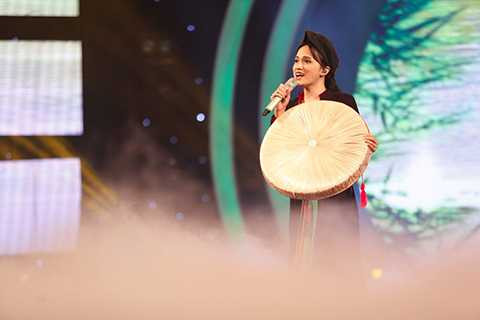 Là một ca sĩ chuyên nghiệp nhưng Hương Giang lại lần đầu tiên thử sức với dòng nhạc dân ca. Thể hiện bài dân ca quan họ Bắc Ninh – Người ở đừng về - cùng với liền anh Đăng Ngọc và cô em Hoà Minzy, Hương Giang đã cho khán giả thấy một hình ảnh mới: đằm thắm, dịu dàng, khác hẳn với hình ảnh năng động, hiện đại thường thấy của cô nàng.