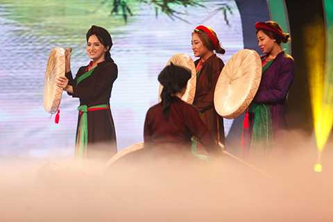 MC Thanh Bạch cảm thấy yêu thích tiết mục của Hương Giang, anh cho biết: “Khi tôi thấy Hương Giang tham gia với Hoà Minzy, tôi đã coi nhiều chương trình có cặp này, giỡn đụng nóc, vui hết mình thì chắc là… nát hết quan họ rồi nhưng không, các bạn đã mang dân ca quan họ Bắc Ninh đến gần hơn với khán giả trẻ”. Hương Giang Idol, Đăng Ngọc và Hoà Minzy đã nhận được 114 phiếu bầu từ khán giả.