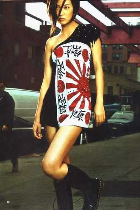 Triệu Vy mặc đồ in hình quân kỳ Nhật Bản.