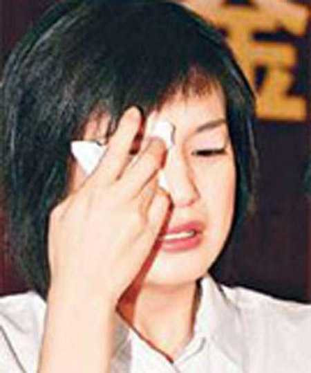 Kết hợp áo lính với nội y phản cảm trong lễ Halloween: Trò lố vô văn hóa