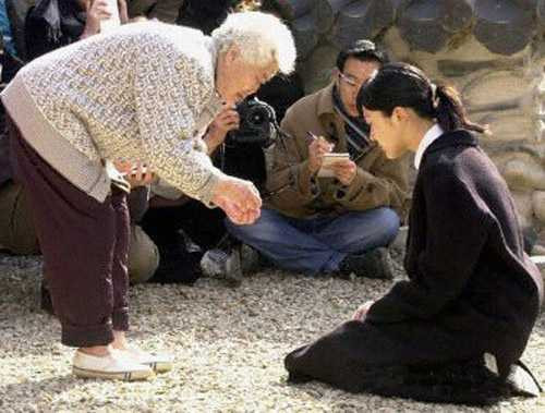 Cô phải quỳ gối cầu xin sự tha thứ từ những người phụ nữ Triều Tiên đã từng bị ngược đãi trong thế chiến 2.