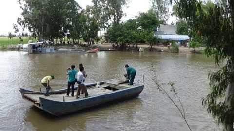  Chiếc chẹt các nạn nhân dùng để qua kênh nhưng bị lật úp