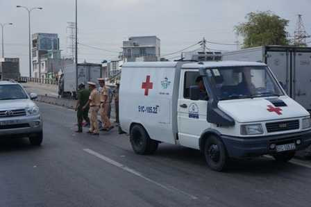 Ngã xe trên cầu vượt, một thanh niên chết tại chỗ