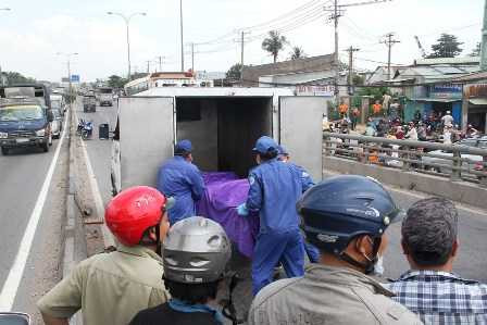 Ngã xe trên cầu vượt, một thanh niên chết tại chỗ