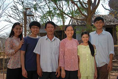 Ngọc Lan cùng các diễn viên trong bộ phim truyền hình mới Mặn hơn muối.