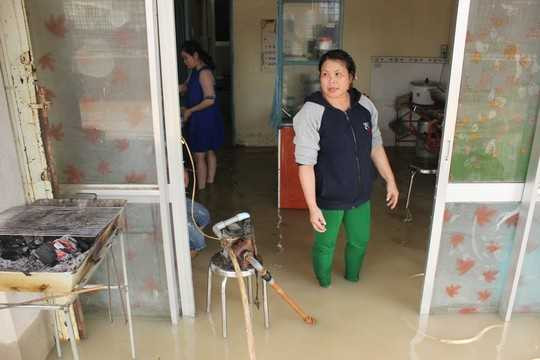 Chị Nguyên Kim The dùng máy bơm tháo nước suốt đêm 1/11