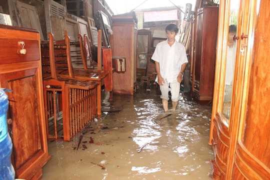 Nhà anh Cao Đình Tân <a href='https://vtcnews.vn/kinh-te.1.0.html' >kinh doanh</a> đồ gỗ bị nước ngập hư hại