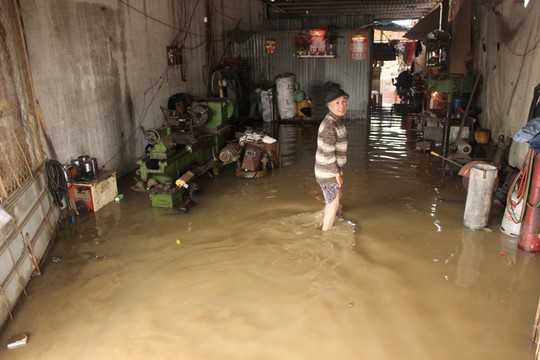 Nhà mênh mông nước sau cơn mưa