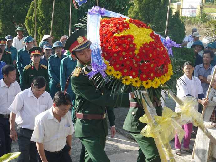 Tổ chức truy điệu và quy tập hài cốt liệt sĩ vào nghĩa trang liệt sĩ xã Điện Thọ 
