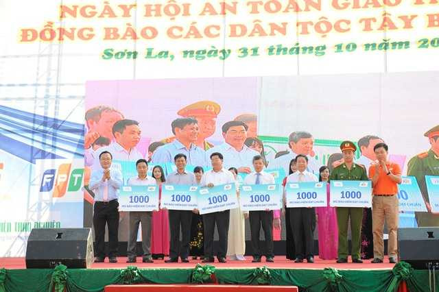 Tặng 6.000 mũ bảo hiểm cho học sinh Tây Bắc