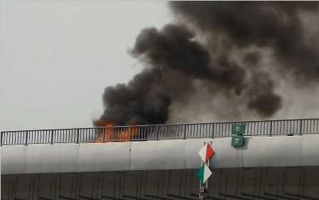 Xe máy bốc cháy trơ khung trên cầu Sài Gòn