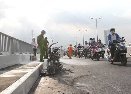 Xe máy bốc cháy trơ khung trên cầu Sài Gòn